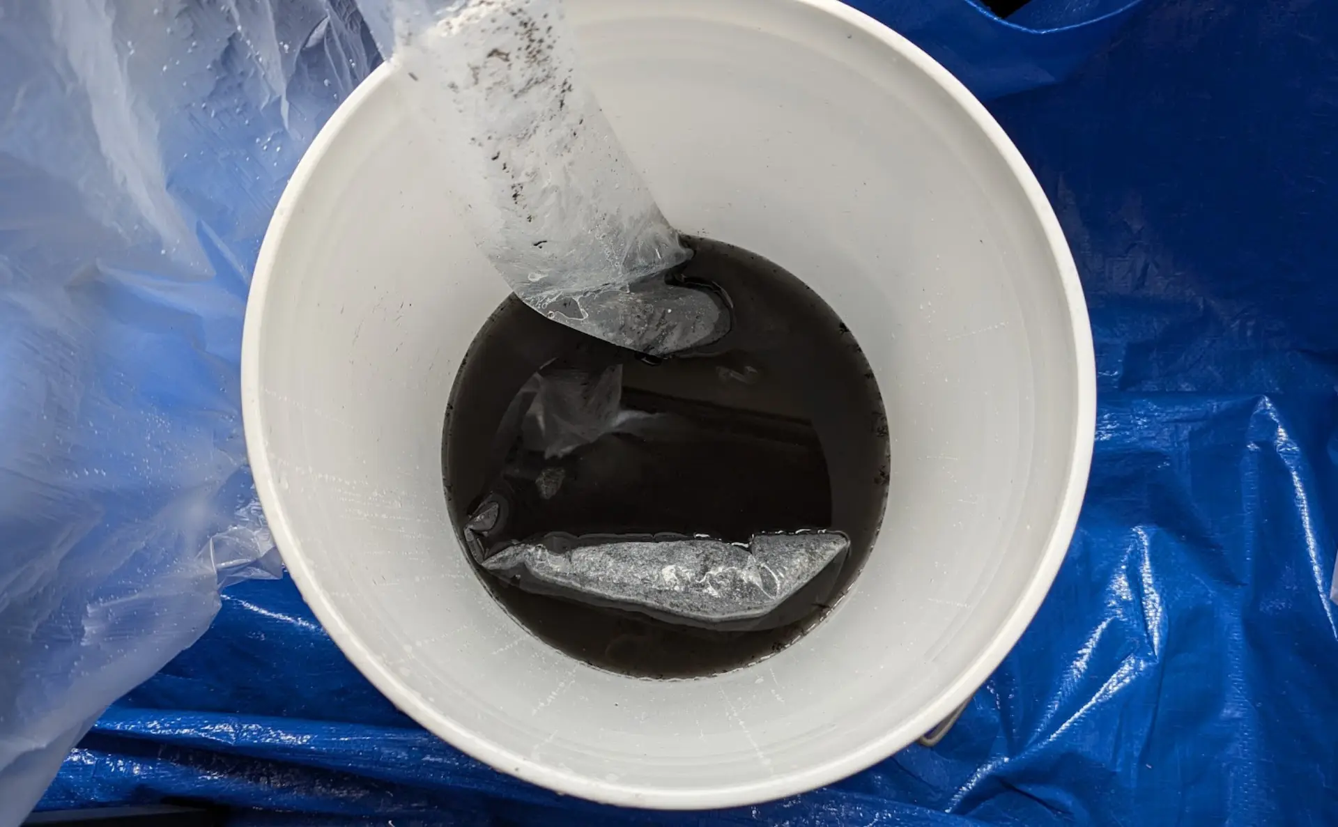 千歳市のエアコンクリーニング｜分解洗浄で空気と暮らしを整える｜ステラ清掃化学のエアコン洗浄中の汚水画像