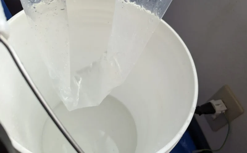 千歳市のエアコンクリーニング｜分解洗浄で空気と暮らしを整える｜ステラ清掃化学のエアコン洗浄後の水画像