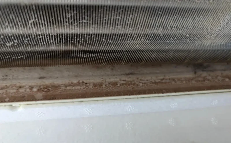 千歳市のエアコンクリーニング｜分解洗浄で空気と暮らしを整える｜ステラ清掃化学のエアコン洗浄前画像