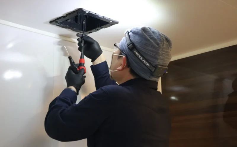 由仁町の空室清掃｜戸建て・賃貸物件対応クリーニングのステラ清掃化学の清掃中画像