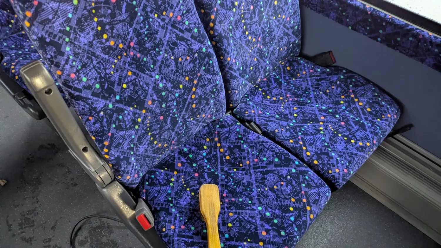 観光バス車内清掃サービス｜ステラ清掃化学ページの座席清掃処理の画像