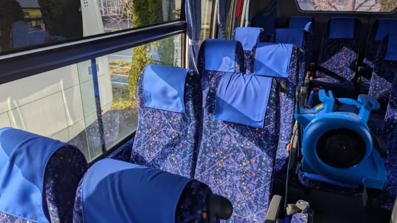 千歳市の観光バス車内清掃サービス｜ステラ清掃化学の座席乾燥中の画像