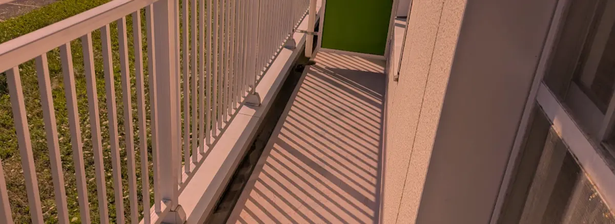 空室清掃｜夕方のベランダの静かな雰囲気