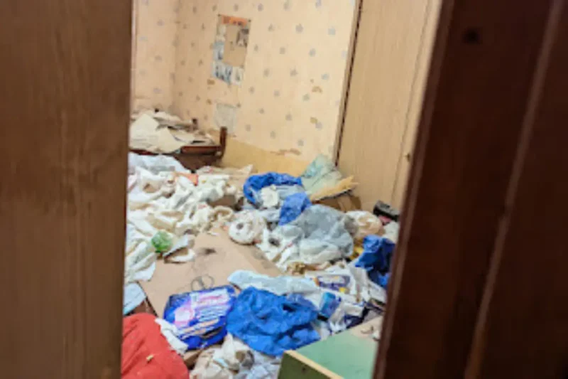 清掃中の状態｜不用品が積み上がった室内