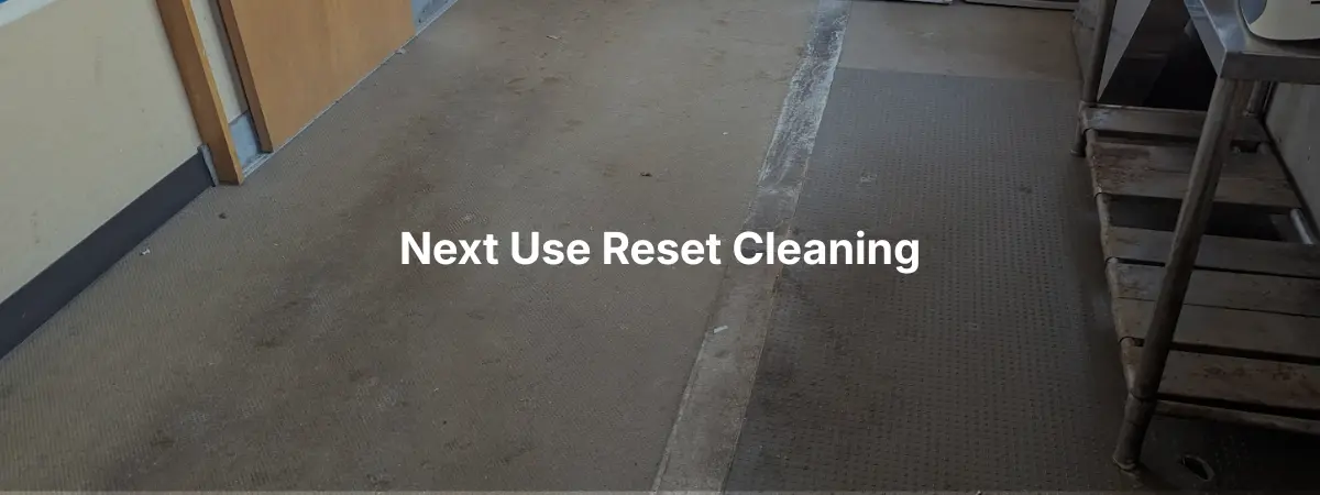 調理場や床に使用感の残る居抜き物件の清掃前状態を写した、千歳市の居抜き物件清掃コンセプトビジュアル